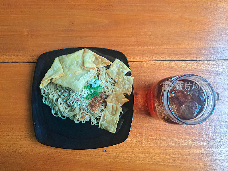 炒饺子，鸡肉，炒洋葱，韭菜碎，鲜茶冰。Mi Goreng Dan Es Teh Segar。食物和饮料菜单。前视图。